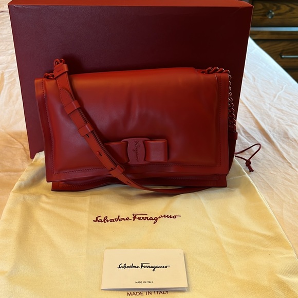 NWT SALVATORE FERRAGAMO VIVA BOW CALFSKIN LEATHER BAG. - Picture 2 of 11